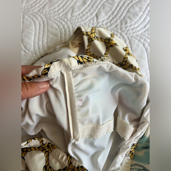 One piece bathing suit in good condition. No tag but it’s a medium. - Picture 4 of 5